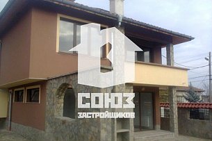 Двухэтажный дом в центре села Маринка фото